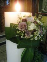 Τετράγωνη λαμπάδα γάμου με μπουκέτο λουλουδιών