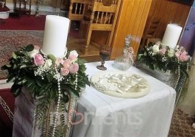 Λαμπάδες Γάμου κοντά κεριά σε ξύλινη ανθοστήλη