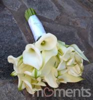 Ανθοστολισμός γάμου με λευκές κάλλες και τριαντάφυλλα