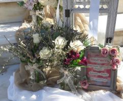 Στολισμός γάμου με λουλούδια του αγρού τριαντάφυλλα και λεβάντα