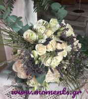 Στολισμός γάμου με λουλούδια του αγρού τριαντάφυλλα και λεβάντα