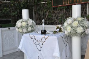 Κολώνα με στεφάνι λευκών λουλουδιών
