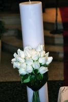 Κολώνα με μπουκέτο λευκών λουλουδιών και ιδιαίτερο δέσιμο