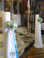 Κολώνα με λευκό ύφασμα και μπουκέτα λουλουδιών σε λευκό και μπλε