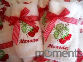 Πετσέτα μπομπονιέρα βάπτισης με κέντημα φράουλες