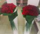 Λευκή Κολώνα με μπουκέτο κόκκινα τριαντάφυλλα