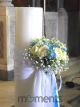 Κολώνα με λευκό ύφασμα και μπουκέτα λουλουδιών σε λευκό και μπλε